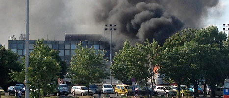 Svart rök efter sprängningen vid flygplatsen i Burgas. FOTO: Burgasinfo/AP Photo/SCANPIX